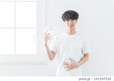 プロテインを持つ若い男性 プロテインを持つ若い男性 141597520