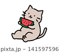 スイカをもぐもぐ食べる猫 141597596