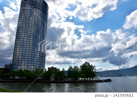 滋賀県大津市 プリンスホテルと琵琶湖と夏空 滋賀県大津市 プリンスホテルと琵琶湖と夏空 141597681