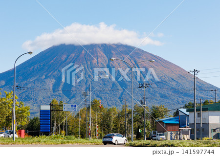 雲の帽子をかぶる羊蹄山(秋の北海道) 雲の帽子をかぶる羊蹄山(秋の北海道) 141597744