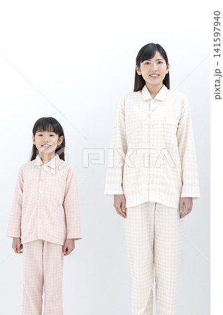 パジャマ姿の母親と娘 パジャマ姿の母親と娘 141597940