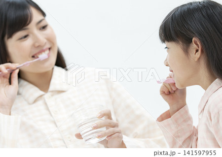 歯磨きをするパジャマ姿の親子 141597955