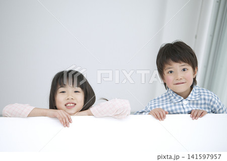 パジャマ姿の女の子と男の子 パジャマ姿の女の子と男の子 141597957