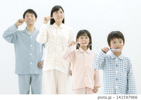 パジャマ姿で歯磨きをする家族 パジャマ姿で歯磨きをする家族 141597966