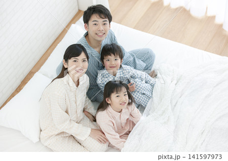 ベッドに座るパジャマ姿の家族 141597973
