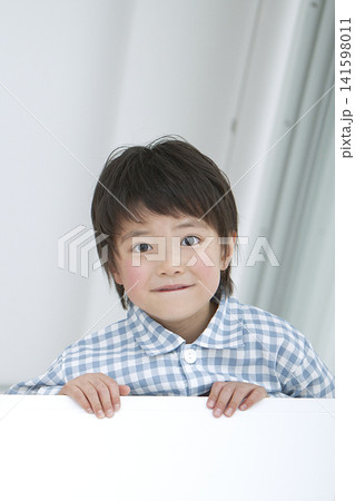 パジャマ姿の男の子 パジャマ姿の男の子 141598011