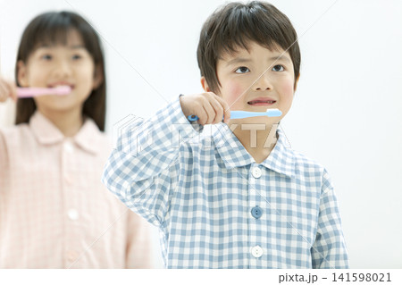 歯磨きをする女の子と男の子 歯磨きをする女の子と男の子 141598021