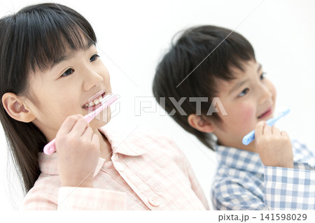 歯磨きをする女の子と男の子 歯磨きをする女の子と男の子 141598029