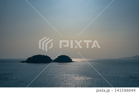 夕暮れ時の海の景色 141598044