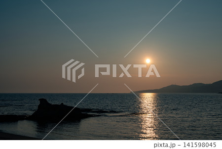 夕暮れ時の海の景色 141598045