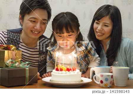 誕生日を祝う家族 141598143