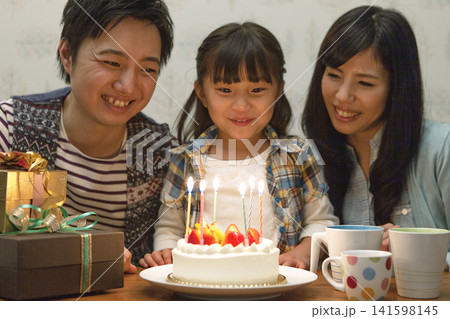誕生日を祝う家族 141598145