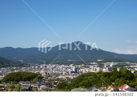 福岡県筑紫野市天拝坂から太宰府市と宝満山を望む 福岡県筑紫野市天拝坂から太宰府市と宝満山を望む 141598302