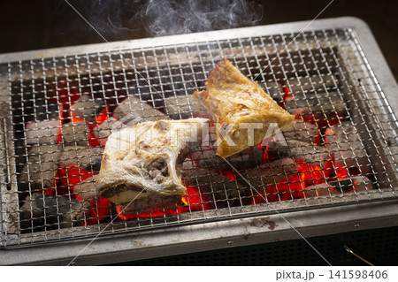 ブリかまの炭火焼きシーン ブリかまの炭火焼きシーン 141598406
