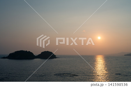 夕暮れ時の海の景色 141598536