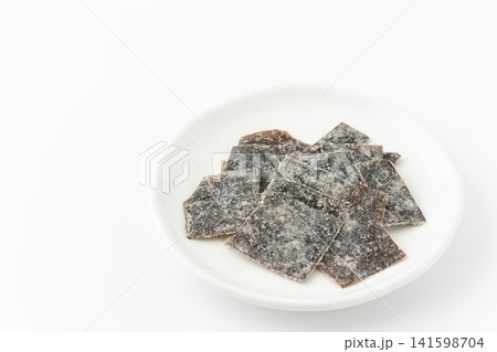 白背景にお皿に載せた酢昆布 141598704