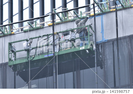 工事現場 オフィスビルのメンテナンス 防水処理の作業風景 工事現場 オフィスビルのメンテナンス 防水処理の作業風景 141598757