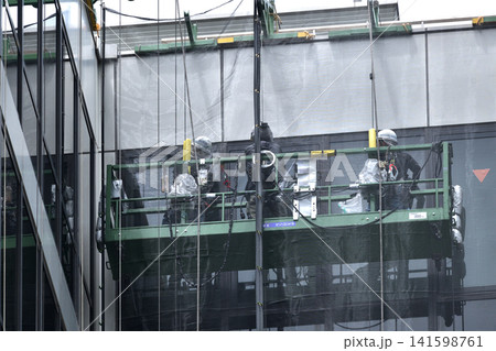 工事現場 オフィスビルのメンテナンス 防水処理の作業風景 工事現場 オフィスビルのメンテナンス 防水処理の作業風景 141598761