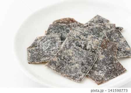 お皿に載せた酢昆布のクローズアップ お皿に載せた酢昆布のクローズアップ 141598773