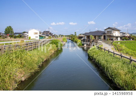 福岡県朝倉市の三連水車と堀川用水の風景 福岡県朝倉市の三連水車と堀川用水の風景 141598958