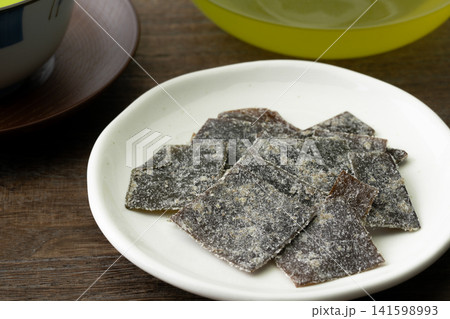 お皿に載せた酢昆布(お茶請けイメージ) お皿に載せた酢昆布(お茶請けイメージ) 141598993