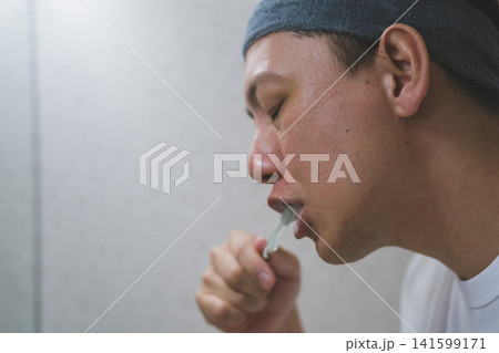 歯磨きをするミドル男性 歯磨きをするミドル男性 141599171