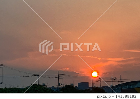 夕焼けに染まる住宅街の風景 夕焼けに染まる住宅街の風景 141599192