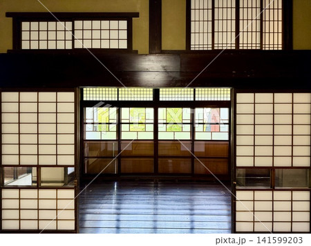 武家屋敷屋内に見る建具の意匠(障子・ガラス窓・鴨居・欄間)〈河原田家/秋田県角館町〉 141599203