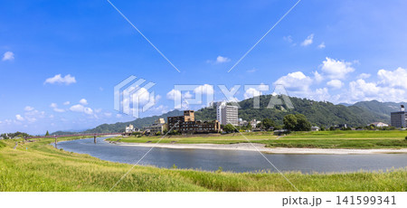 福岡県朝倉市の原鶴温泉と筑後川の風景 福岡県朝倉市の原鶴温泉と筑後川の風景 141599341
