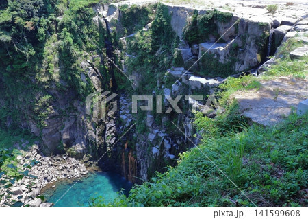 滝上部の展望台からの「雄川の滝」(鹿児島県肝属郡南大隅町) 滝上部の展望台からの「雄川の滝」(鹿児島県肝属郡南大隅町) 141599608
