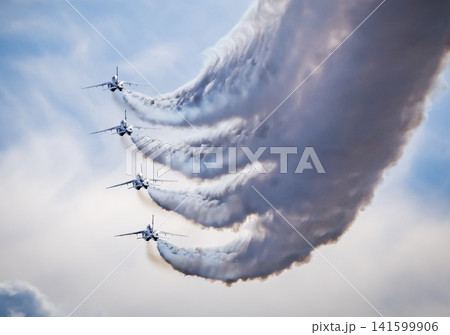 ブルーインパルスの濃い煙雲を伴う編隊 ブルーインパルスの濃い煙雲を伴う編隊 141599906
