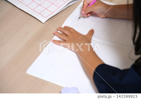 鉛筆でノートにひらがなの練習をする子供 鉛筆でノートにひらがなの練習をする子供 141599923