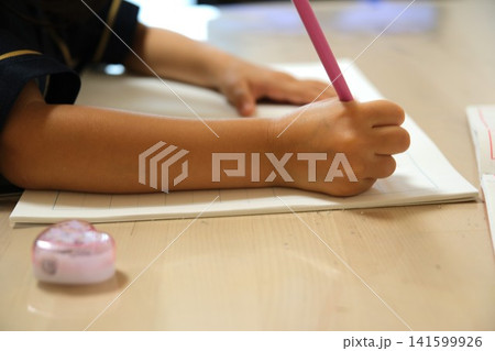 リビングのテーブルで鉛筆を持ち勉強する子供 リビングのテーブルで鉛筆を持ち勉強する子供 141599926