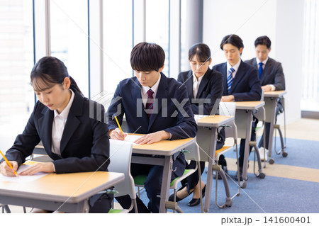 就活　筆記試験　スーツを着た若い男女　撮影協力：学校法人電波学園　東京電子専門学校 141600401