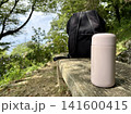 夏のハイキング休憩とミニマルボトル 141600415