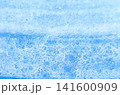 青地に白色の透け感ある抽象的背景　手描き　 141600909
