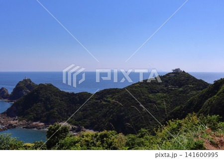 本土最南端 佐多岬展望台と佐多岬灯台（背後に薩摩半島 開聞岳と枕崎） 141600995