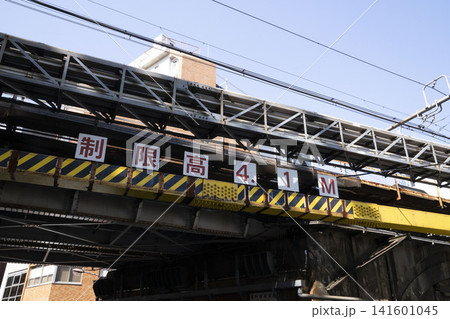 「制限高 4.1M」の標示と黄色いガードが設置された鉄道ガード下の構造美 「制限高 4.1M」の標示と黄色いガードが設置された鉄道ガード下の構造美 141601045