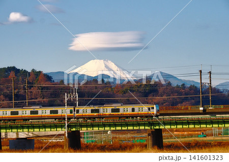富士山と南武線と雲 141601323
