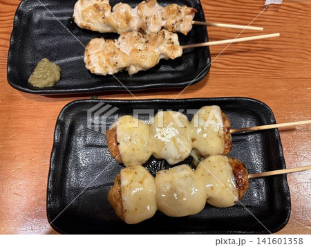 居酒屋の焼き鳥セット(チーズつくねと塩焼き) 居酒屋の焼き鳥セット(チーズつくねと塩焼き) 141601358