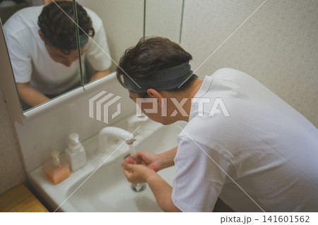 40代男性の朝の洗顔シーン 40代男性の朝の洗顔シーン 141601562