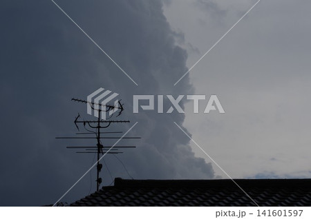 雷が去った後の雲とアンテナ 雷が去った後の雲とアンテナ 141601597