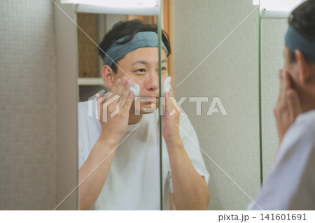 ミドル男性の朝の洗顔シーン ミドル男性の朝の洗顔シーン 141601691