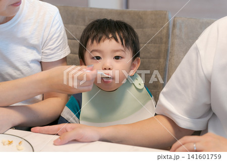 ご飯を食べる幼児 ご飯を食べる幼児 141601759
