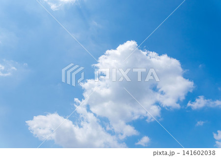 初夏の昼の青空と白い雲10 初夏の昼の青空と白い雲10 141602038