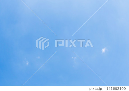 初夏の眩しい青空と雲12 141602100