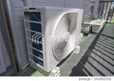 古い家に取り付けたエアコンの室外機 141602102
