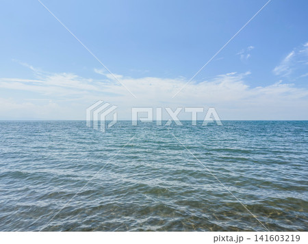 夏の穏やかな海と広がる青空、水平線 夏の穏やかな海と広がる青空、水平線 141603219