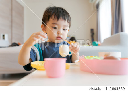 おままごとをする赤ちゃん おままごとをする赤ちゃん 141603289