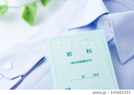 給料明細の封筒とYシャツ 給料明細の封筒とYシャツ 141603335